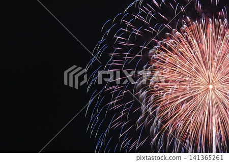 大型、壯觀的煙火在夜空中閃耀。 141365261