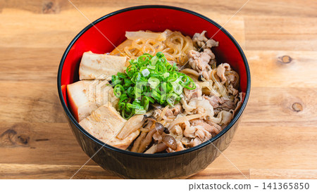 豬肉豆腐飯配蒟蒻麵和蟹蘑菇。 141365850