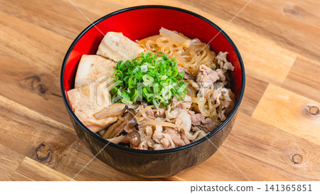 豬肉豆腐飯配蒟蒻麵和蟹蘑菇。 豬肉豆腐飯配蒟蒻麵和蟹蘑菇。 141365851