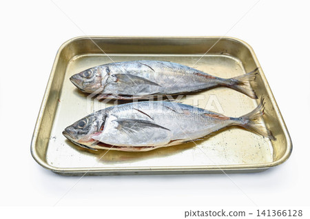 透過切刀處理新鮮竹莢魚。 透過切刀處理新鮮竹莢魚。 141366128