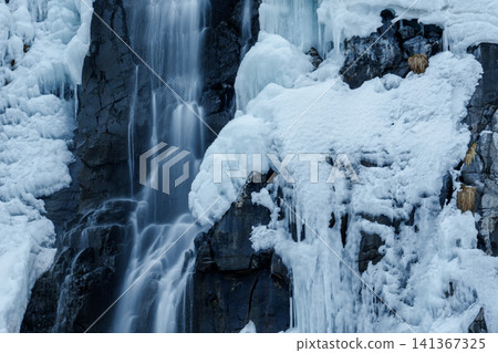 Shiragane Falls in Hamamasu, Ishikari City, Hokkaido: A spectacular view of the icefall and flowing waterfall during the harsh winter. Shiragane Falls in Hamamasu, Ishikari City, Hokkaido: A spectacular view of the icefall and flowing waterfall during the harsh winter. 141367325