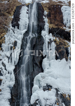 北海道石漾市濱馬津的白金瀑布:嚴冬時節,冰瀑和奔流的瀑佈景色壯觀。 北海道石漾市濱馬津的白金瀑布:嚴冬時節,冰瀑和奔流的瀑佈景色壯觀。 141367329