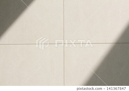 The living room floor is tile-like hardwood. The living room floor is tile-like hardwood. 141367847
