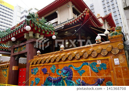 Traditional Chinese Temple Ornate Roof Colorful Details Traditional Chinese Temple Ornate Roof Colorful Details 141368708