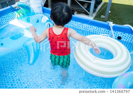 孩子們在游泳池玩耍 孩子們在游泳池玩耍 141368797
