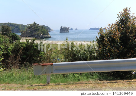 Unaihama, Yakishima, and Maejima as seen from a road on Nonoshima Island (Urato Islands, Shiogama City, Miyagi Prefecture) Unaihama, Yakishima, and Maejima as seen from a road on Nonoshima Island (Urato Islands, Shiogama City, Miyagi Prefecture) 141369449