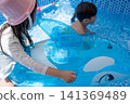 孩子們在游泳池玩耍 141369489