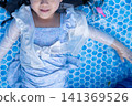 一個女孩仰面漂浮在泳池裡 141369526