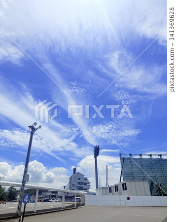 刷新的藍天和白色雲彩 刷新的藍天和白色雲彩 141369628