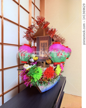 日式房間裡展示的靈舟 141369629