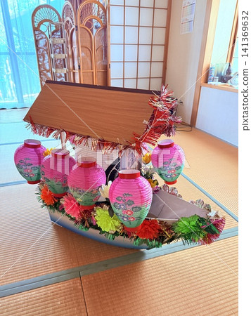 日式房間裡展示的靈舟 日式房間裡展示的靈舟 141369632