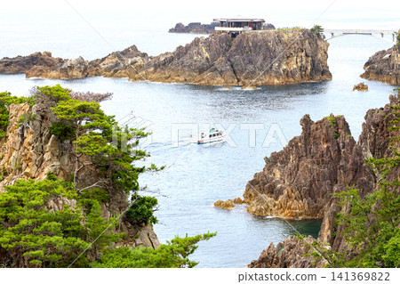 佐渡島上的釣魚灣中的上島,是佐渡島的旅遊景點。 佐渡島上的釣魚灣中的上島,是佐渡島的旅遊景點。 141369822