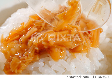 特寫鏡頭展現了撒在美味白飯上的金針菇。 141369825