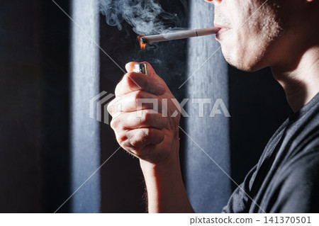 用打火機點燃香煙,煙霧冒出的那一刻 用打火機點燃香煙,煙霧冒出的那一刻 141370501