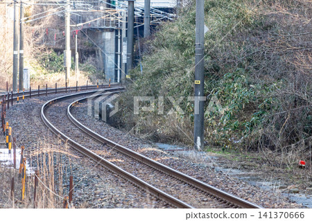 The railway tracks curve sharply, and the surrounding scenery is beautiful. The railway tracks curve sharply, and the surrounding scenery is beautiful. 141370666