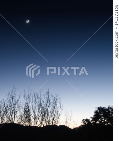 月亮漂浮在夜空中 月亮漂浮在夜空中 141371158