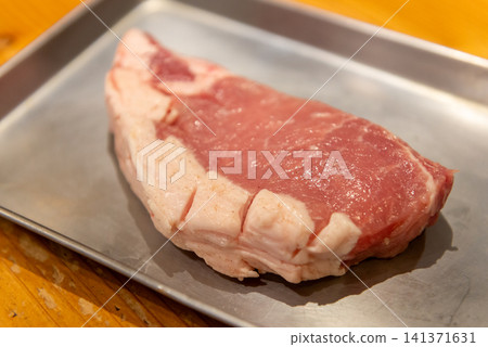 用於製作日式炸豬排的厚切豬裡肌肉，已預先去除筋膜。 141371631