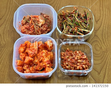 桌上擺放著四種自製泡菜:大白菜泡菜、白蘿蔔泡菜、韭菜泡菜和納豆泡菜。 桌上擺放著四種自製泡菜:大白菜泡菜、白蘿蔔泡菜、韭菜泡菜和納豆泡菜。 141372150