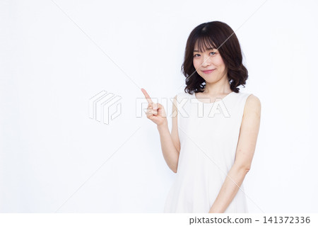 微笑著舉起食指的女人 141372336