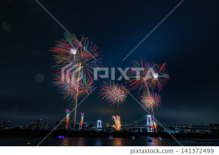 五彩斑斕的星芒劃破夜空 五彩斑斕的星芒劃破夜空 141372499