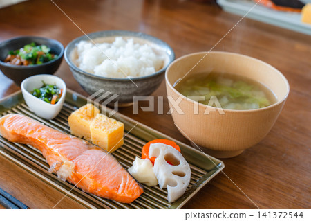 Japanese breakfast 141372544