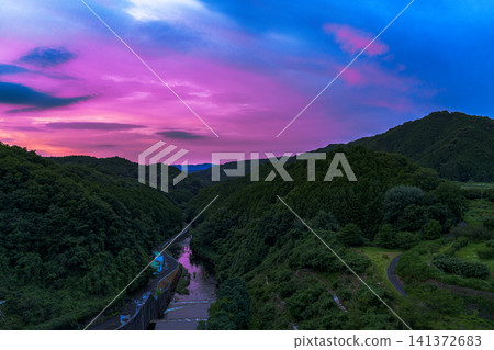 奈良市佈目水壩上空的火紅夕陽倒映在布目川中;天空的顏色瞬息萬變(15) 奈良市佈目水壩上空的火紅夕陽倒映在布目川中;天空的顏色瞬息萬變(15) 141372683