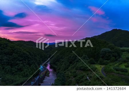 奈良市布目水壩上空的火紅夕陽倒映在布目川中;天空的顏色瞬息萬變(16) 奈良市布目水壩上空的火紅夕陽倒映在布目川中;天空的顏色瞬息萬變(16) 141372684