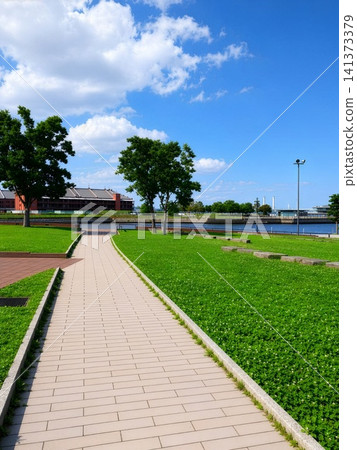 在海濱公園,陽光明媚,可以感受到初夏的微風。 在海濱公園,陽光明媚,可以感受到初夏的微風。 141373379