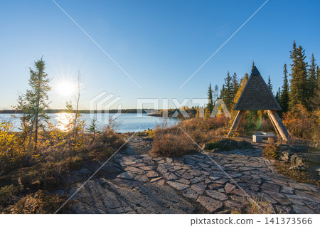 黃昏時分的火焰湖,夕陽西下,景色美不勝收。加拿大耶洛奈夫。 黃昏時分的火焰湖,夕陽西下,景色美不勝收。加拿大耶洛奈夫。 141373566