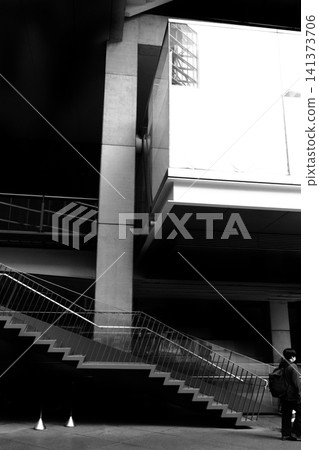 樓梯前的路人 樓梯前的路人 141373706