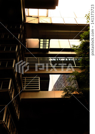 從建築物窗戶看到的風景 從建築物窗戶看到的風景 141373723