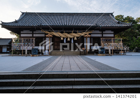 岡山縣倉敷市阿知神社的禮拜殿神聖邊界,用粗繩標示出來。 岡山縣倉敷市阿知神社的禮拜殿神聖邊界,用粗繩標示出來。 141374201