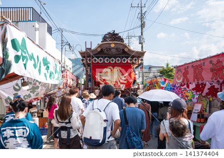 人們在大西祭上欣賞花車：這是群馬縣藤岡市傳統夏季祭典的場景。 141374404