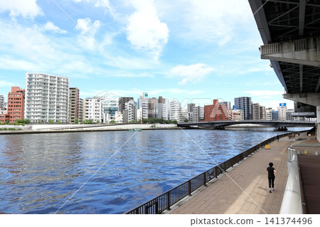 東京城市景觀:兩國周圍的隅田川。 東京城市景觀:兩國周圍的隅田川。 141374496