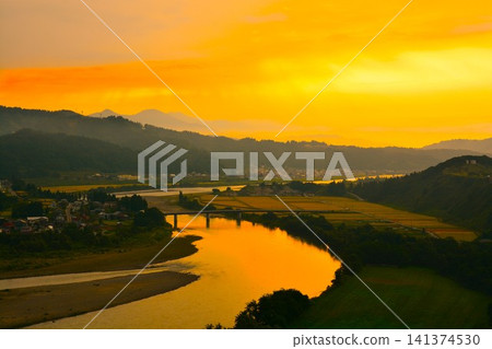 Shinano River, rays of light, dawn. Shinano River, rays of light, dawn. 141374530
