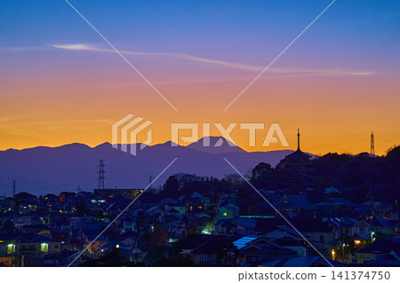 Winter cityscape of Asao Ward, Kawasaki City, Kanagawa Prefecture, with Mount Fuji at sunset and iridescent clouds. Winter cityscape of Asao Ward, Kawasaki City, Kanagawa Prefecture, with Mount Fuji at sunset and iridescent clouds. 141374750