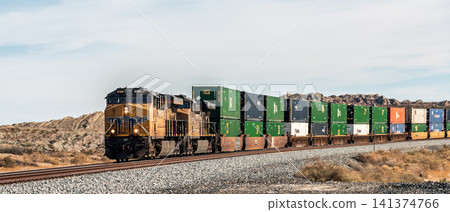 一列聯合太平洋鐵路公司的貨櫃貨運列車氣勢磅礡地穿越美國荒野。 141374766