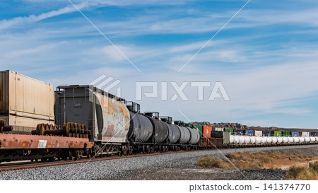 一列聯合太平洋鐵路公司的貨櫃貨運列車氣勢磅礡地穿越美國荒野。 141374770