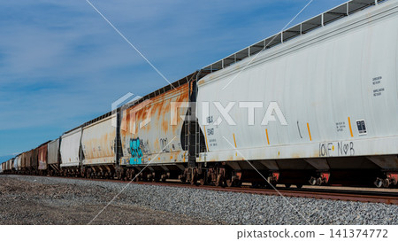 一列聯合太平洋鐵路公司的貨櫃貨運列車氣勢磅礡地穿越美國荒野。 一列聯合太平洋鐵路公司的貨櫃貨運列車氣勢磅礡地穿越美國荒野。 141374772