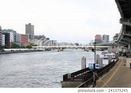 東京城市景觀:兩國附近的隅田川。 東京城市景觀:兩國附近的隅田川。 141375245