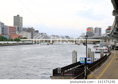 東京城市景觀:兩國附近的隅田川。 東京城市景觀:兩國附近的隅田川。 141375246