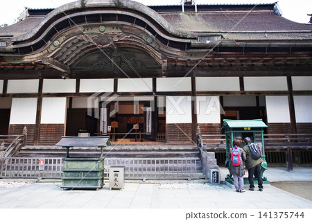 Late autumn scenery at the World Heritage site of Koyasan: Kongobu-ji Temple Late autumn scenery at the World Heritage site of Koyasan: Kongobu-ji Temple 141375744