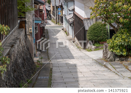 鵝卵石街道、小巷、斜坡、日式街景、古老城鎮風貌、後街小巷、城堡小鎮、復古景色 鵝卵石街道、小巷、斜坡、日式街景、古老城鎮風貌、後街小巷、城堡小鎮、復古景色 141375921