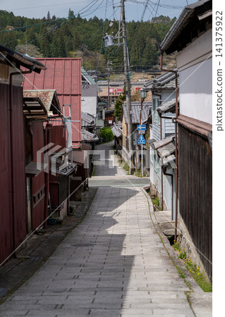 Cobblestone streets, slopes, back alleys, Japanese streetscapes, old townscapes, castle towns, retro alleys, scenery 141375922
