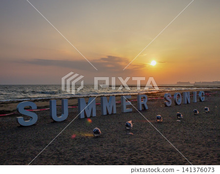 盛夏時節,海上的日落和暮色 盛夏時節,海上的日落和暮色 141376073