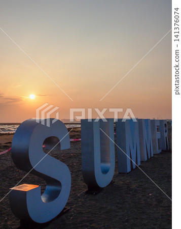 盛夏時節，海上的日落和暮色 141376074