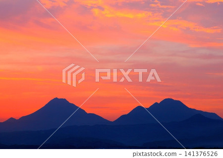 Mount Yufu and Mount Tsurumi at sunset (viewed from Oita City) 141376526