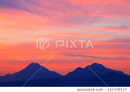 Mount Yufu and Mount Tsurumi at sunset (viewed from Oita City) 141376527