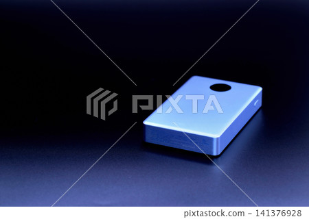用於為智慧型手機充電的行動電源(外置電池) - 黑色背景 用於為智慧型手機充電的行動電源(外置電池) - 黑色背景 141376928