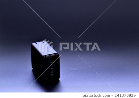 用於為智慧型手機充電的行動電源(外置電池) - 黑色背景 用於為智慧型手機充電的行動電源(外置電池) - 黑色背景 141376929
